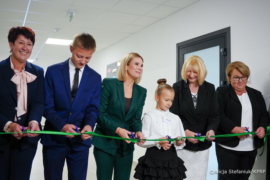 001_Pierwsza_Dama_Marta_Nawrocka_Liwia_Uroczystość otwarcia nowego pawilonu w szkole podstawowej_29-09-2025_DSC06974.jpg.JPG