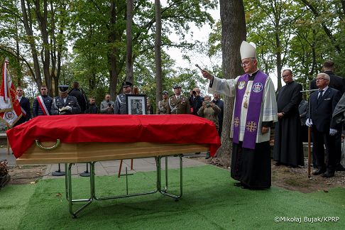 012_Prezydent_Karol_Nawrocki_pogrzeb_Sergiusz_Piasecki_29-09-2025_MWB24039.jpg.JPG