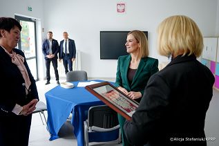 003_Pierwsza_Dama_Marta_Nawrocka_Liwia_Uroczystość otwarcia nowego pawilonu w szkole podstawowej_29-09-2025_DSC07200.jpg.JPG