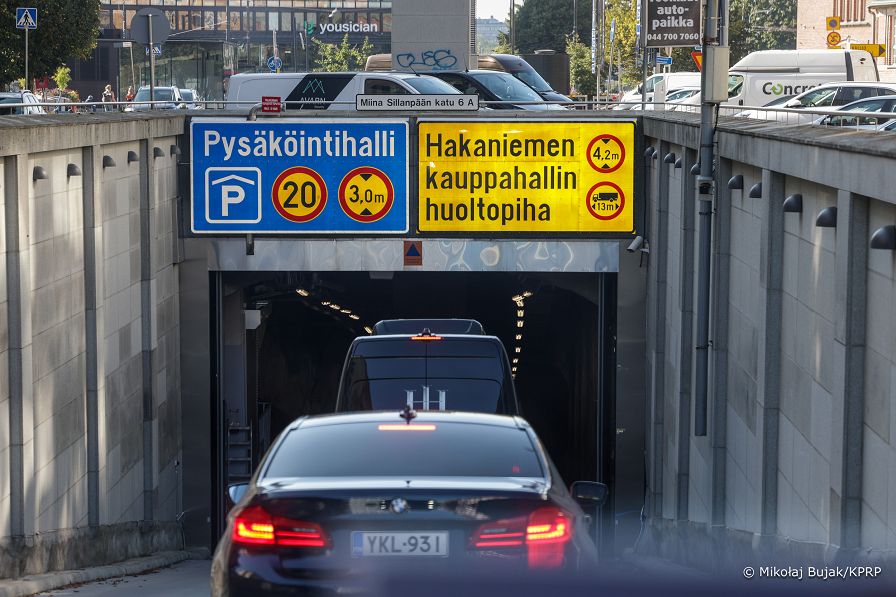 001_Prezydent_Karol_Nawrocki_Helsinki_wizyta_Schron_Obrony_Cywilnej-Merihaka_20250909_MWB29516.jpg