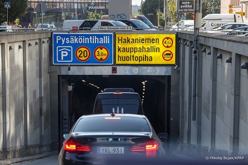 001_Prezydent_Karol_Nawrocki_Helsinki_wizyta_Schron_Obrony_Cywilnej-Merihaka_20250909_MWB29516.jpg