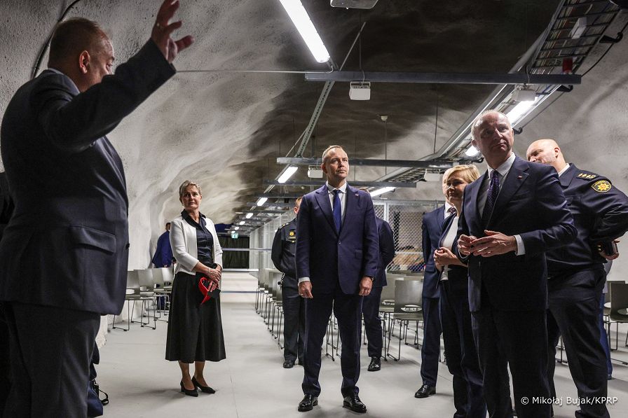 006_Prezydent_Karol_Nawrocki_Helsinki_wizyta_Schron_Obrony_Cywilnej-Merihaka_20250909_MWB12257.jpg