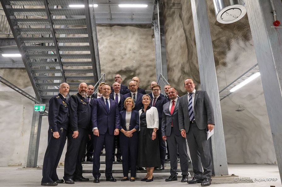 009_Prezydent_Karol_Nawrocki_Helsinki_wizyta_Schron_Obrony_Cywilnej-Merihaka_20250909_MWB12472.jpg
