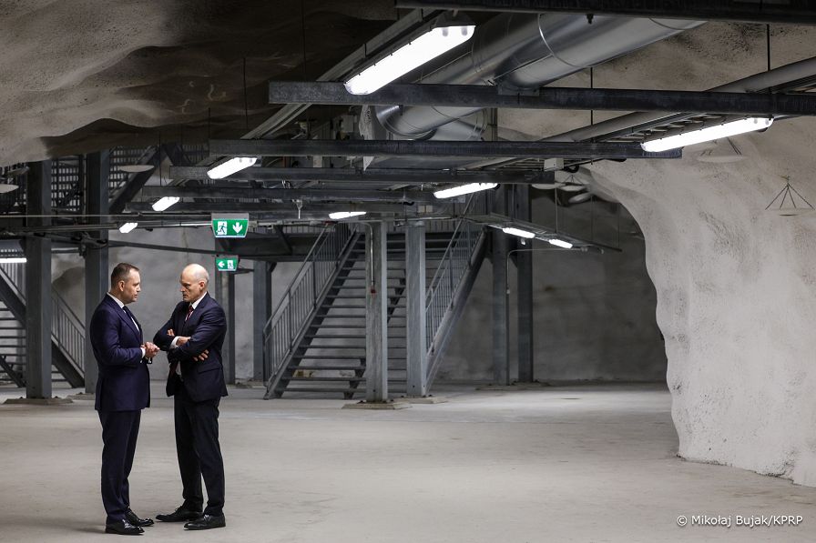 011_Prezydent_Karol_Nawrocki_Helsinki_wizyta_Schron_Obrony_Cywilnej-Merihaka_20250909_MWB29574.jpg