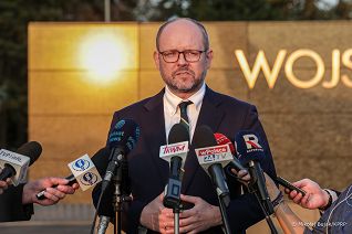 001_Minister_Marcin_Przydacz_briefing_prasowy_20250909_MWB29973.jpg