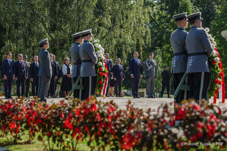 023_Karol_Nawrocki_Wizyta_Finalandia_Cmentarz_Hietaniemi_Krzyż_Bohaterów_09-09-2025_MWB29296.jpg