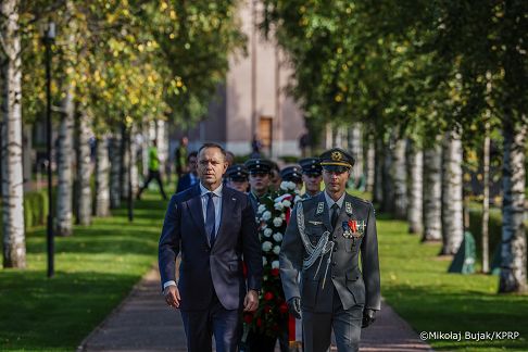 023_Karol_Nawrocki_Wizyta_Finalandia_Cmentarz_Hietaniemi_Krzyż_Bohaterów_09-09-2025_MWB29208.jpg