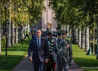 023_Karol_Nawrocki_Wizyta_Finalandia_Cmentarz_Hietaniemi_Krzyż_Bohaterów_09-09-2025_MWB29208.jpg