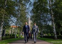 022_Karol_Nawrocki_Wizyta_Finalandia_Cmentarz_Hietaniemi_Krzyż_Bohaterów_09-09-2025_MWB10850.jpg