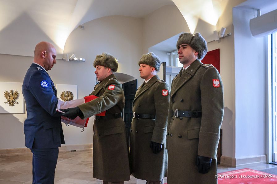 011_Zmiana_flagi_Palac_Prezydencki_20260110_GJA_1950.jpg