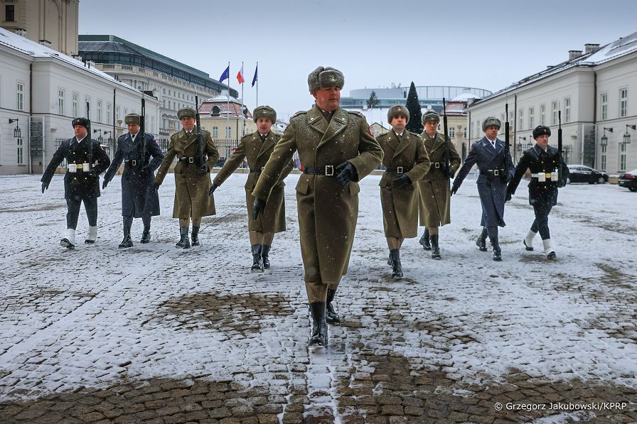 010_Zmiana_flagi_Palac_Prezydencki_20260110_GJA_1881.jpg
