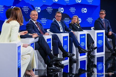 012_Prezydent Karol Nawrocki_WEF_Davos_dzień 2_udział w dyskusji „Can Europe Defend Itself ”_21-01-2026_MWB24584.jpg