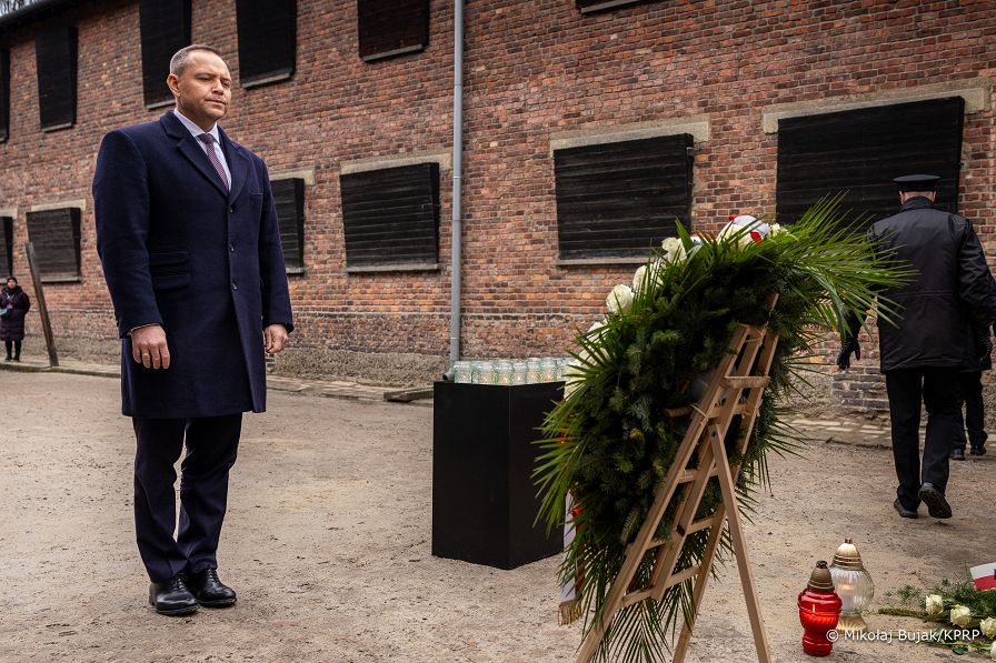 009_Prezydent_Karol_Nawrocki_wiazanka_pomnik_rtm_Witolda_Pileckiego_20260127_MWB10224.jpg