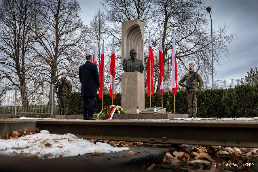 002_Prezydent_Karol_Nawrocki_wiazanka_pomnik_rtm_Witolda_Pileckiego_20260127_MWB19772.jpg