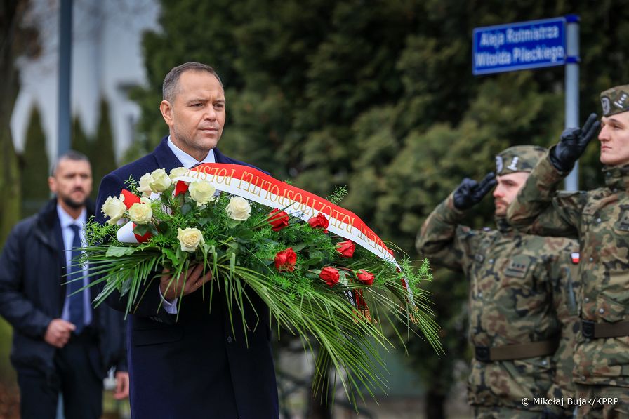 001_d_Prezydent_Karol_Nawrocki_wiazanka_pomnik_rtm_Witolda_Pileckiego_20260127_MWB29418.jpg