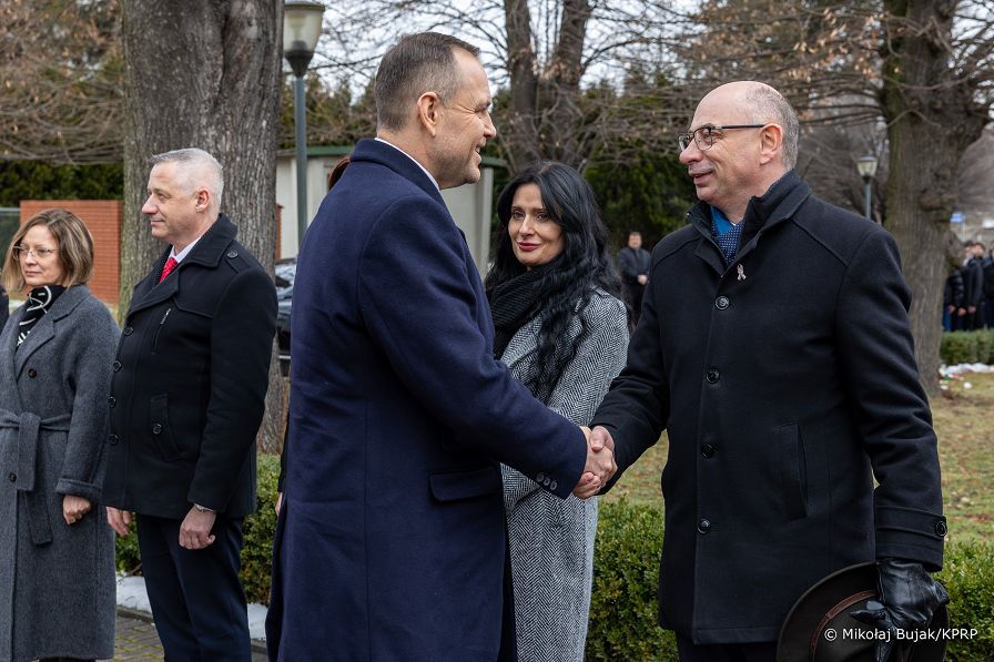 001_a_Prezydent_Karol_Nawrocki_wiazanka_pomnik_rtm_Witolda_Pileckiego_20260127_MWB19675.jpg