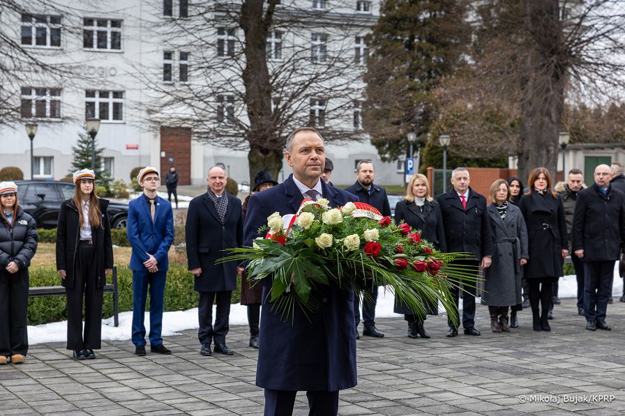 001_b_Prezydent_Karol_Nawrocki_wiazanka_pomnik_rtm_Witolda_Pileckiego_20260127_MWB19700.jpg