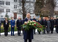 001_b_Prezydent_Karol_Nawrocki_wiazanka_pomnik_rtm_Witolda_Pileckiego_20260127_MWB19700.jpg