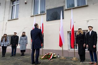 001_c_Prezydent_Karol_Nawrocki_wiazanka_pomnik_rtm_Witolda_Pileckiego_20260127_MWB19703.jpg