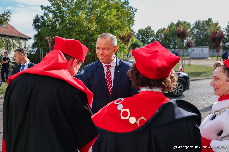 002_Prezydent Karol Nawrocki_Rozpoczęcia roku Akademickiego_Akademia im. Jakuba z Paradyża_01-10-2026_GJB_9823.jpg.JPG