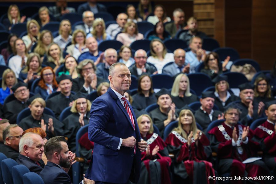 008_Prezydent Karol Nawrocki_Rozpoczęcia roku Akademickiego_Akademia im. Jakuba z Paradyża_01-10-2026_1S7A4887.jpg.JPG