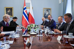 004_Prezydent_Karol_Nawrocki_wizyta_Jonas_Garh_Store_Premier_Królestwa_Norwegii_20261012_MWB12383.jpg