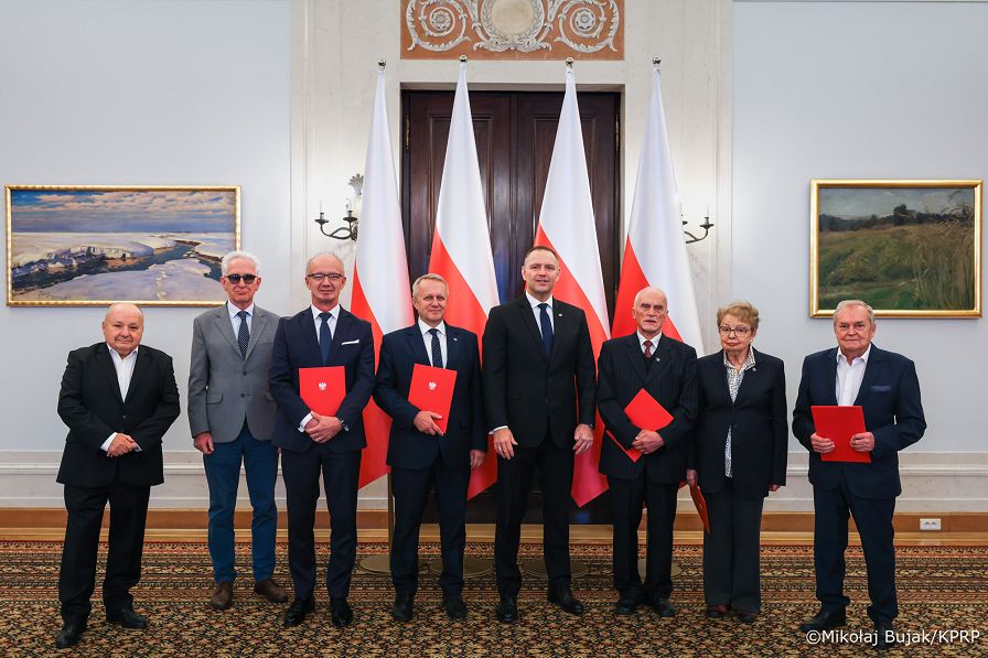008_Prezydent Karol Nawrocki_Uroczystość wręczenia aktów powołania Członkom Kapituły Orderu Odrodzenia Polski_13-10-2026_MWB12588.jpg.JPG