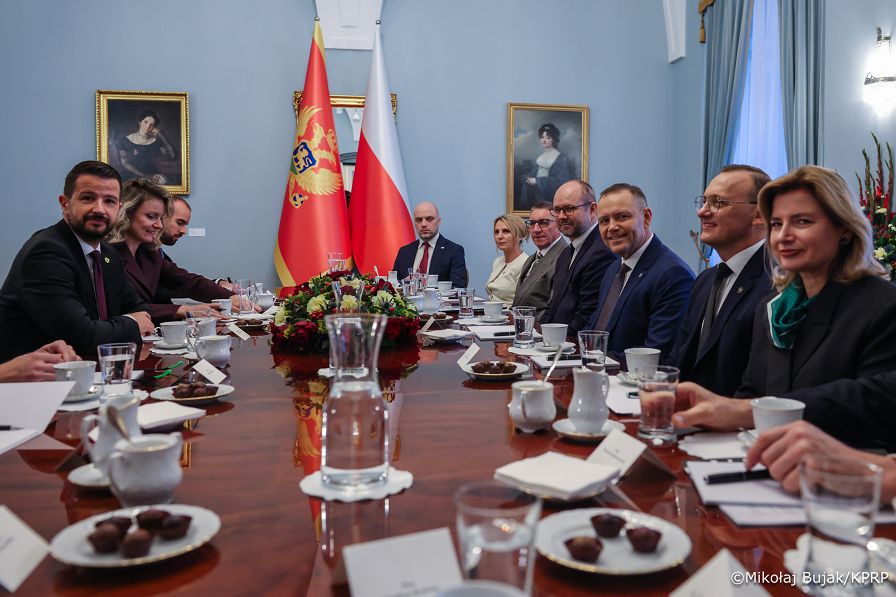 023_Prezydent Karol Nawrocki_Wizyta Prezydenta Czarnogóry Jakova Milatovicia i Małżonki_spotkanie delegacji_14-10-2026_MWB13974.jpg.JPG