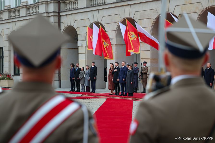 006_Prezydent Karol Nawrocki_Wizyta Prezydenta Czarnogóry Jakova Milatovicia i Małżonki_powitanie_14-10-2026_MWB27588.jpg.JPG