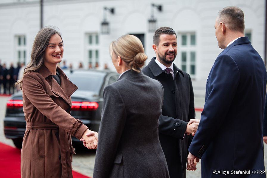 001_Prezydent Karol Nawrocki_Wizyta Prezydenta Czarnogóry Jakova Milatovicia i Małżonki_powitanie_14-10-2026_AS219707.jpg.JPG