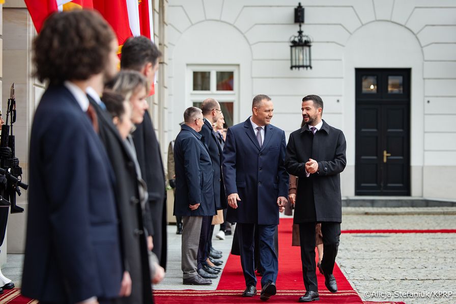 007_Prezydent Karol Nawrocki_Wizyta Prezydenta Czarnogóry Jakova Milatovicia i Małżonki_powitanie_14-10-2026_AS219768.jpg.JPG