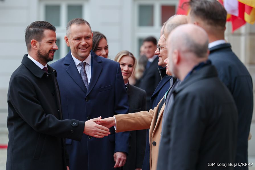 008_Prezydent Karol Nawrocki_Wizyta Prezydenta Czarnogóry Jakova Milatovicia i Małżonki_powitanie_14-10-2026_MWB27632.jpg.JPG