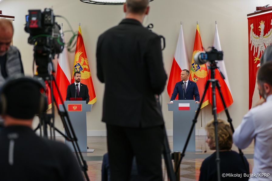 029_Prezydent Karol Nawrocki_Wizyta Prezydenta Czarnogóry Jakova Milatovicia i Małżonki_konferencja prasowa_14-10-2026_MWB28392.jpg.JPG