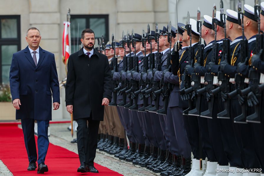 012_Prezydent Karol Nawrocki_Wizyta Prezydenta Czarnogóry Jakova Milatovicia i Małżonki_powitanie_14-10-2026_MWB27811.jpg.JPG