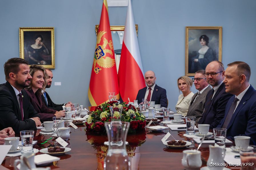 024_Prezydent Karol Nawrocki_Wizyta Prezydenta Czarnogóry Jakova Milatovicia i Małżonki_spotkanie delegacji_14-10-2026_MWB13986.jpg.JPG