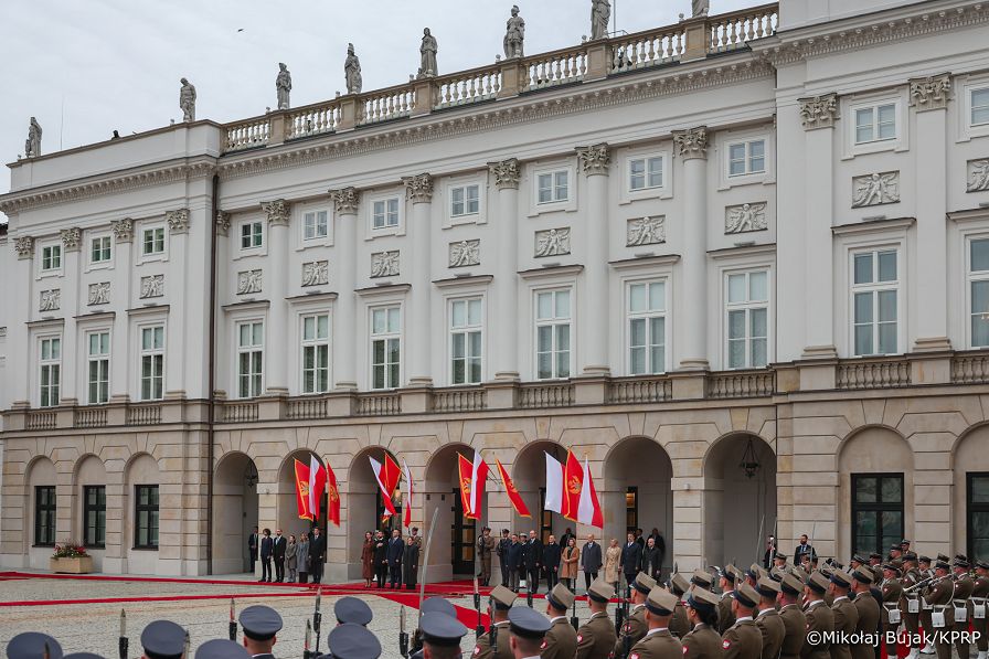 002_Prezydent Karol Nawrocki_Wizyta Prezydenta Czarnogóry Jakova Milatovicia i Małżonki_powitanie_14-10-2026_MWB13098.jpg.JPG