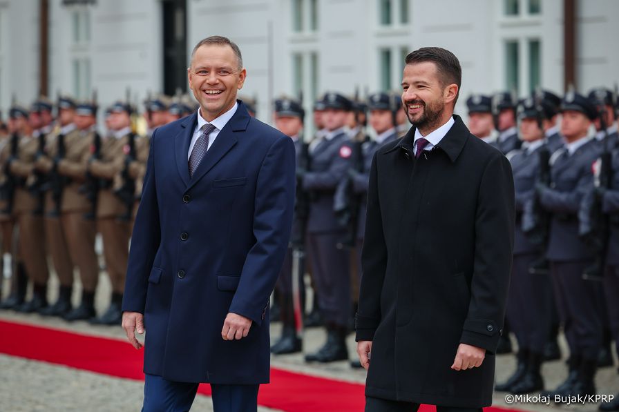 013_Prezydent Karol Nawrocki_Wizyta Prezydenta Czarnogóry Jakova Milatovicia i Małżonki_powitanie_14-10-2026_MWB27871.jpg.JPG