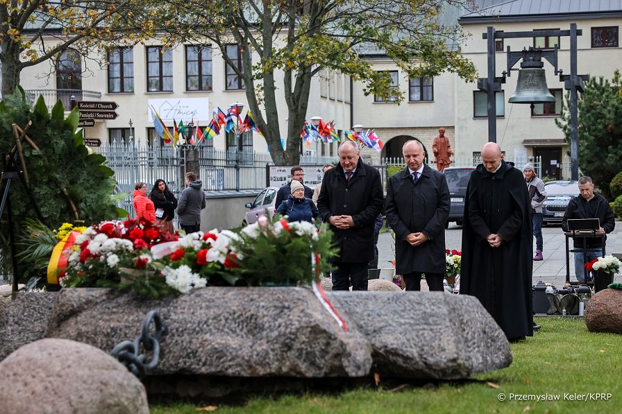 003_Minister_Wojciech_Kolarski_wieniec_na_grobie_Ksiedza_Jerzego_Popieluszki_20261019_PK1_1291.jpg