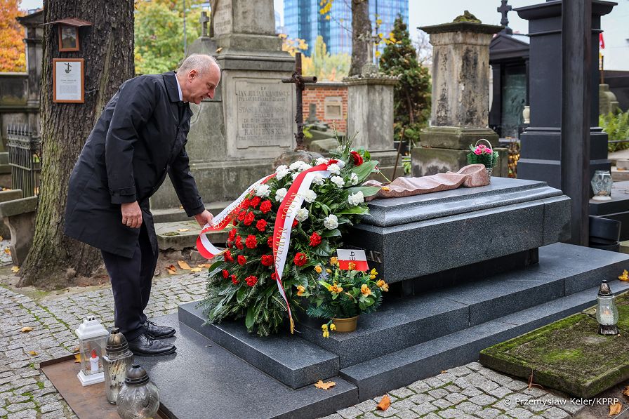 002_Minister_Wojciech_Kolarski_wieniec_grob_Ksiadz_Stefan_Niedzielak_20261019_PK1_1347.jpg