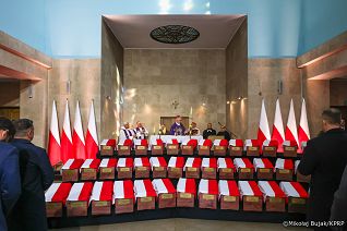 014_Prezydent Karol Nawrocki_Uroczystości pogrzebowe 49 Ofiar reżimu komunistycznego_21-10-2026_MWB17301.jpg.JPG