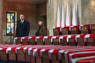 017_Prezydent Karol Nawrocki_Uroczystości pogrzebowe 49 Ofiar reżimu komunistycznego_21-10-2026_MWB29829.jpg.JPG