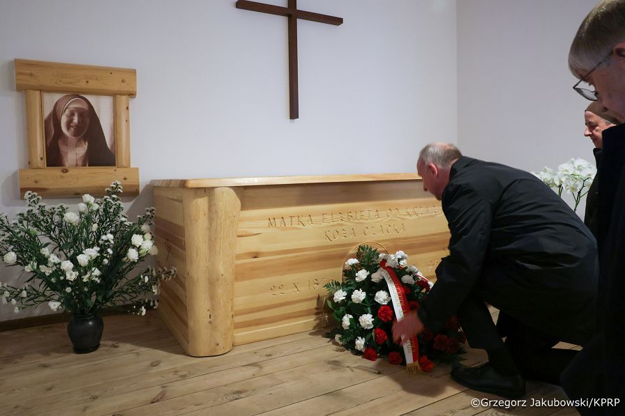 003_Minister Wojciech Kolarski_Złożenie kwiatów przy sarkofagu bł. Elżbiety Róży Czackiej_22-10-2026_GJB_3773.jpg.JPG