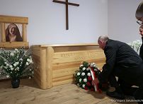 003_Minister Wojciech Kolarski_Złożenie kwiatów przy sarkofagu bł. Elżbiety Róży Czackiej_22-10-2026_GJB_3773.jpg.JPG