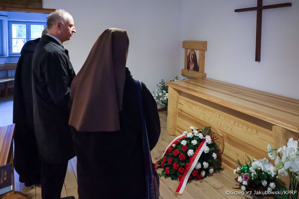 004_Minister Wojciech Kolarski_Złożenie kwiatów przy sarkofagu bł. Elżbiety Róży Czackiej_22-10-2026_GJB_3801.jpg.JPG
