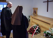 004_Minister Wojciech Kolarski_Złożenie kwiatów przy sarkofagu bł. Elżbiety Róży Czackiej_22-10-2026_GJB_3801.jpg.JPG