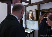 009_Minister Wojciech Kolarski_Złożenie kwiatów przy sarkofagu bł. Elżbiety Róży Czackiej_22-10-2026_GJB_3873.jpg.JPG