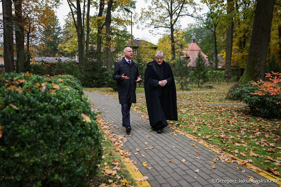 001_Minister Wojciech Kolarski_Złożenie kwiatów przy sarkofagu bł. Elżbiety Róży Czackiej_22-10-2026_GJB_3940.jpg.JPG