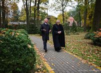 001_Minister Wojciech Kolarski_Złożenie kwiatów przy sarkofagu bł. Elżbiety Róży Czackiej_22-10-2026_GJB_3940.jpg.JPG