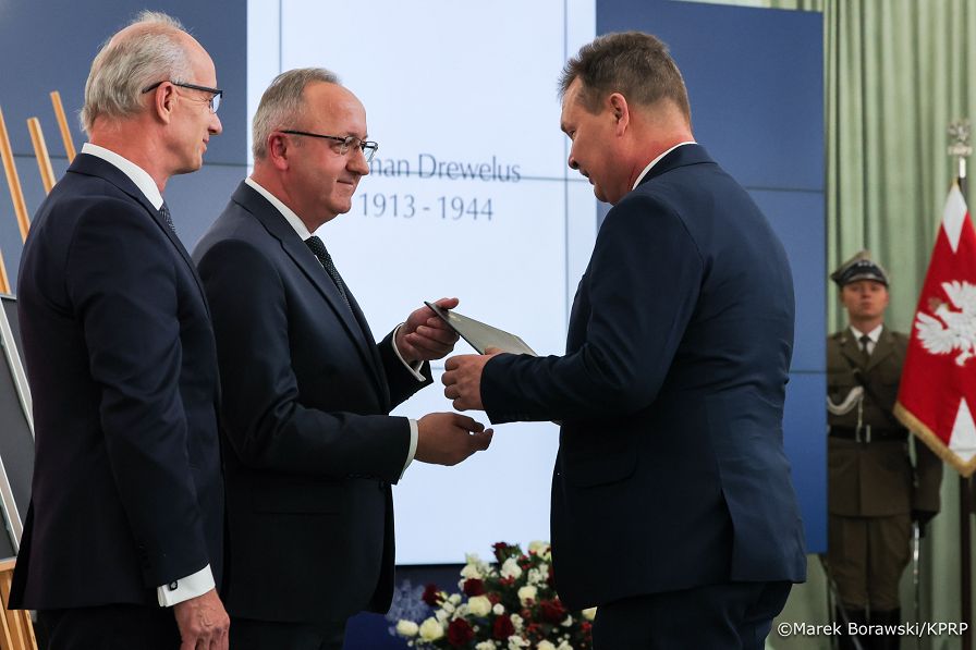 007_Minister Agnieszka Jędrzak_Minister Wojciech Kolarski_Wręczenie not identyfikacyjnych IPN_27-10-2026_MB2_8800.jpg.JPG