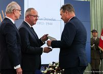 007_Minister Agnieszka Jędrzak_Minister Wojciech Kolarski_Wręczenie not identyfikacyjnych IPN_27-10-2026_MB2_8800.jpg.JPG